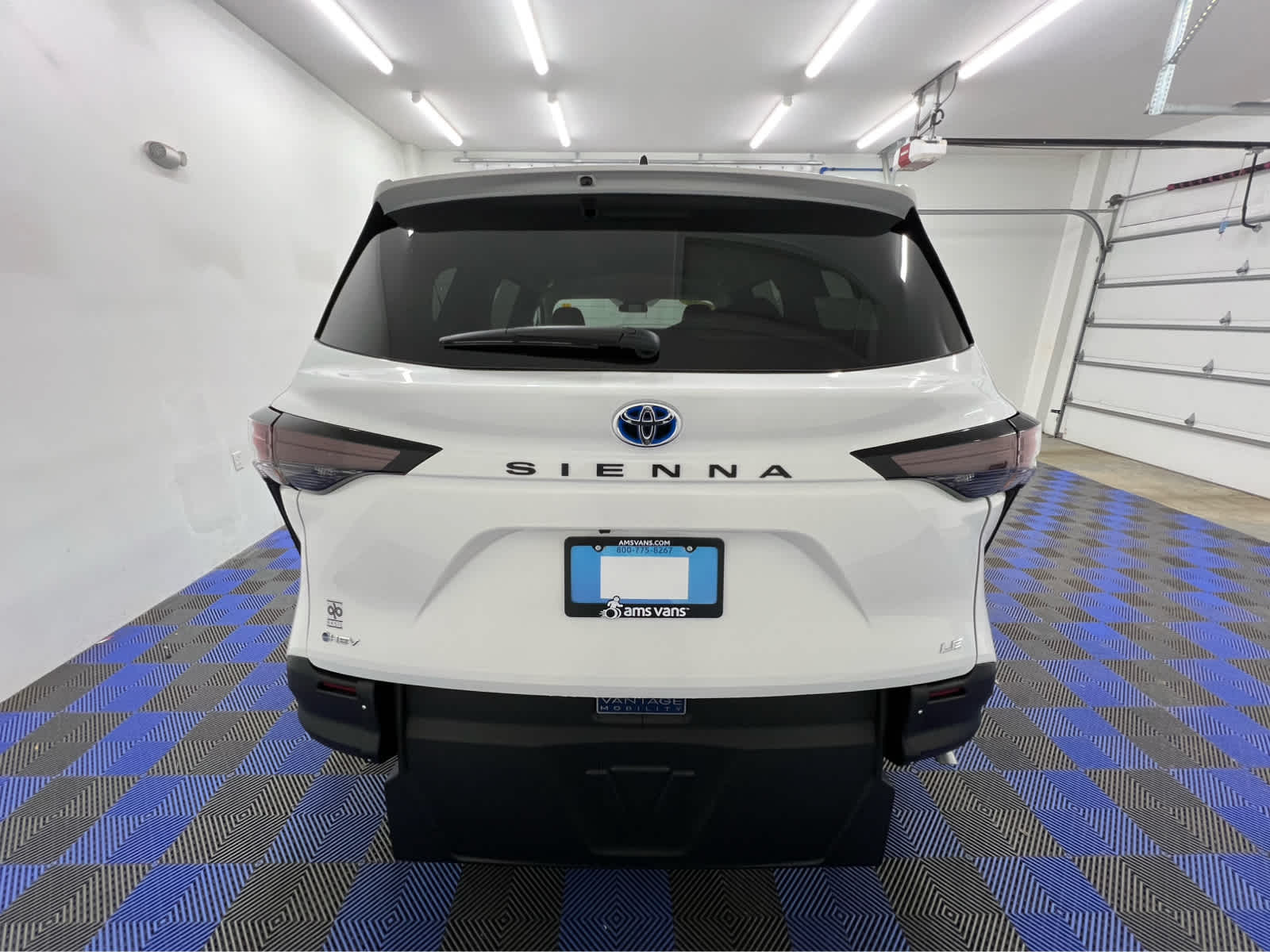2025 Toyota Sienna LE - Photo 12