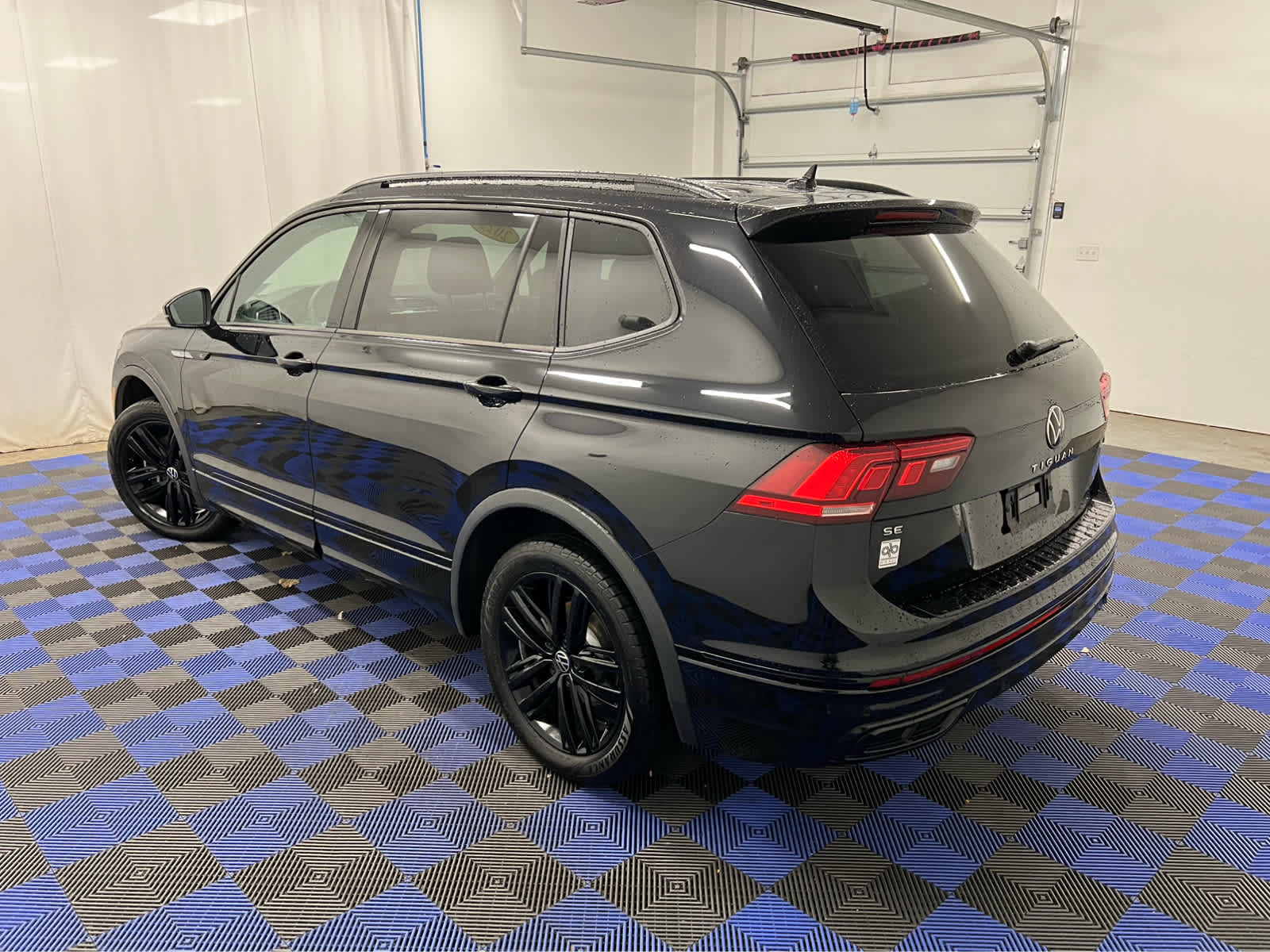 2022 Volkswagen Tiguan SE R-Line Black photo 2
