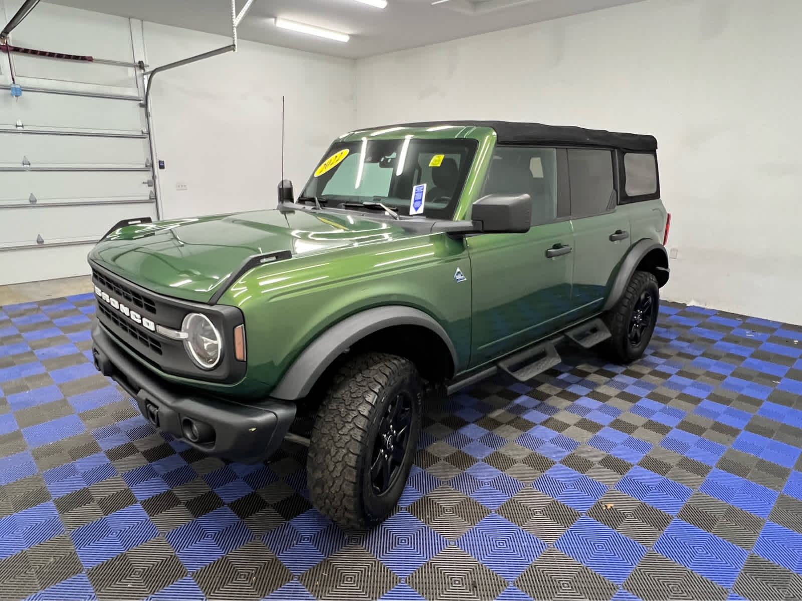 2022 Ford Bronco Black Diamond photo 3