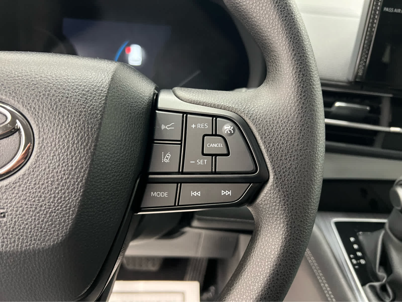 2025 Toyota Sienna LE - Photo 7