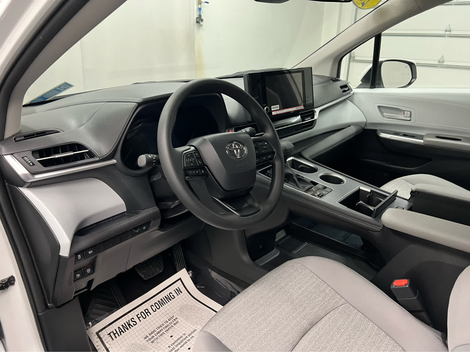 2025 Toyota Sienna LE - Photo 18