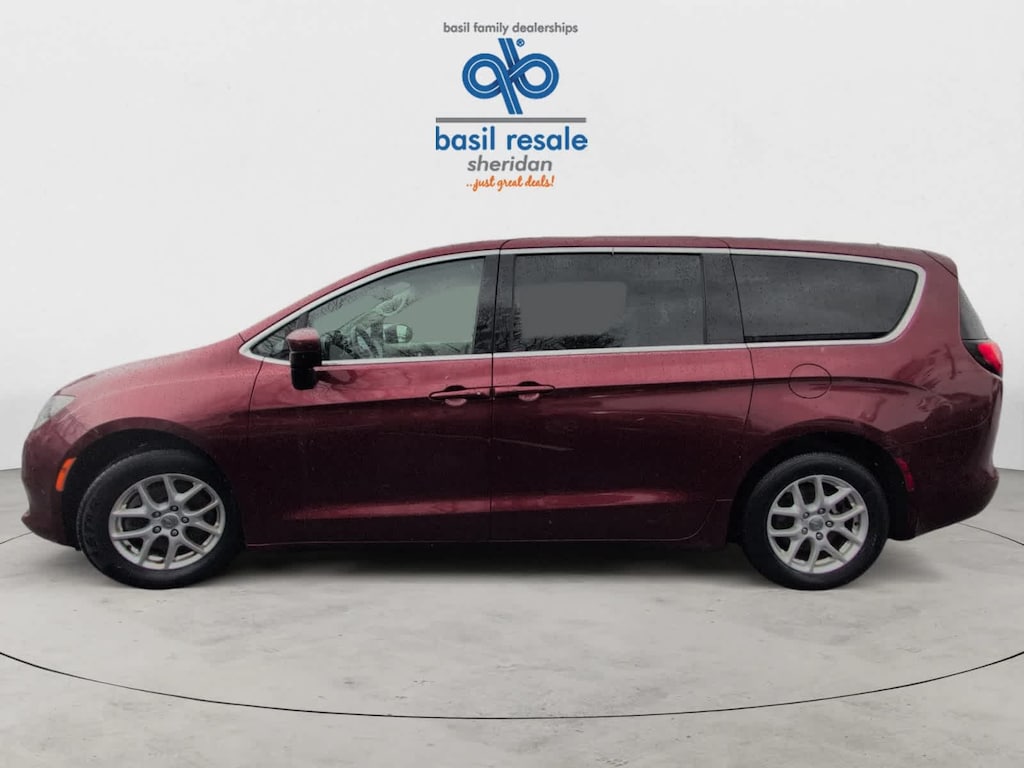 2017 Chrysler Pacifica Touring photo 3