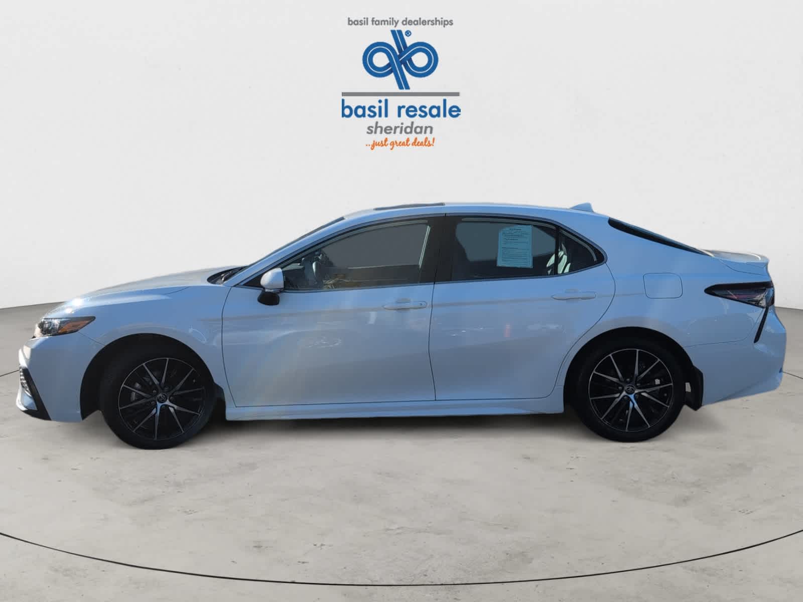 2022 Toyota Camry SE photo 3