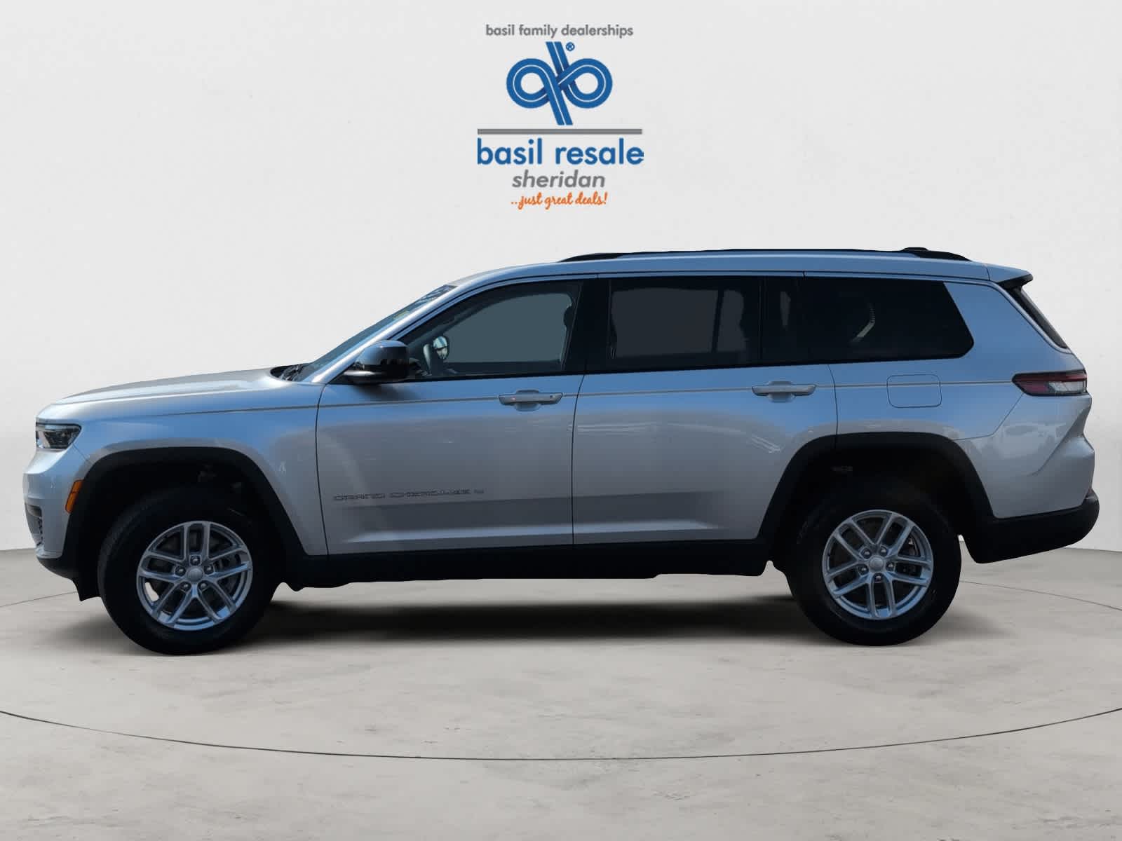 2023 Jeep Grand Cherokee Laredo photo 3