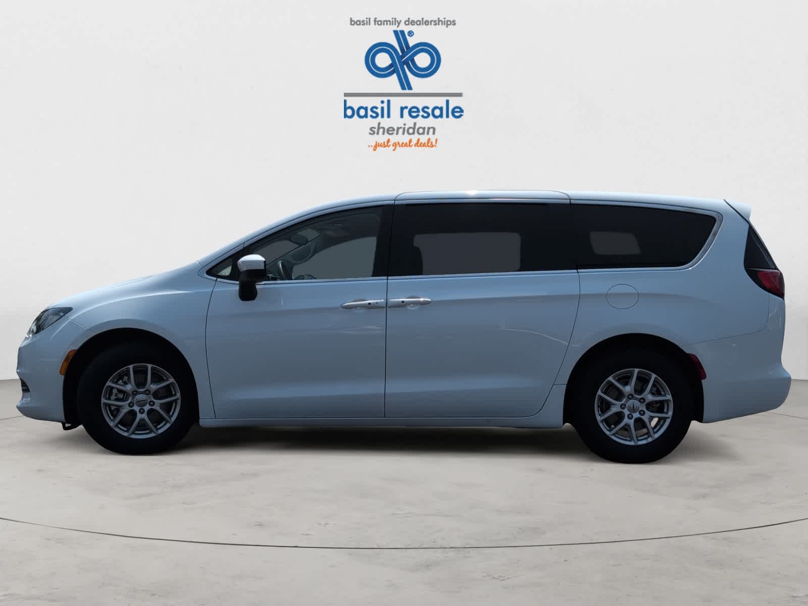 2023 Chrysler Voyager LX photo 3