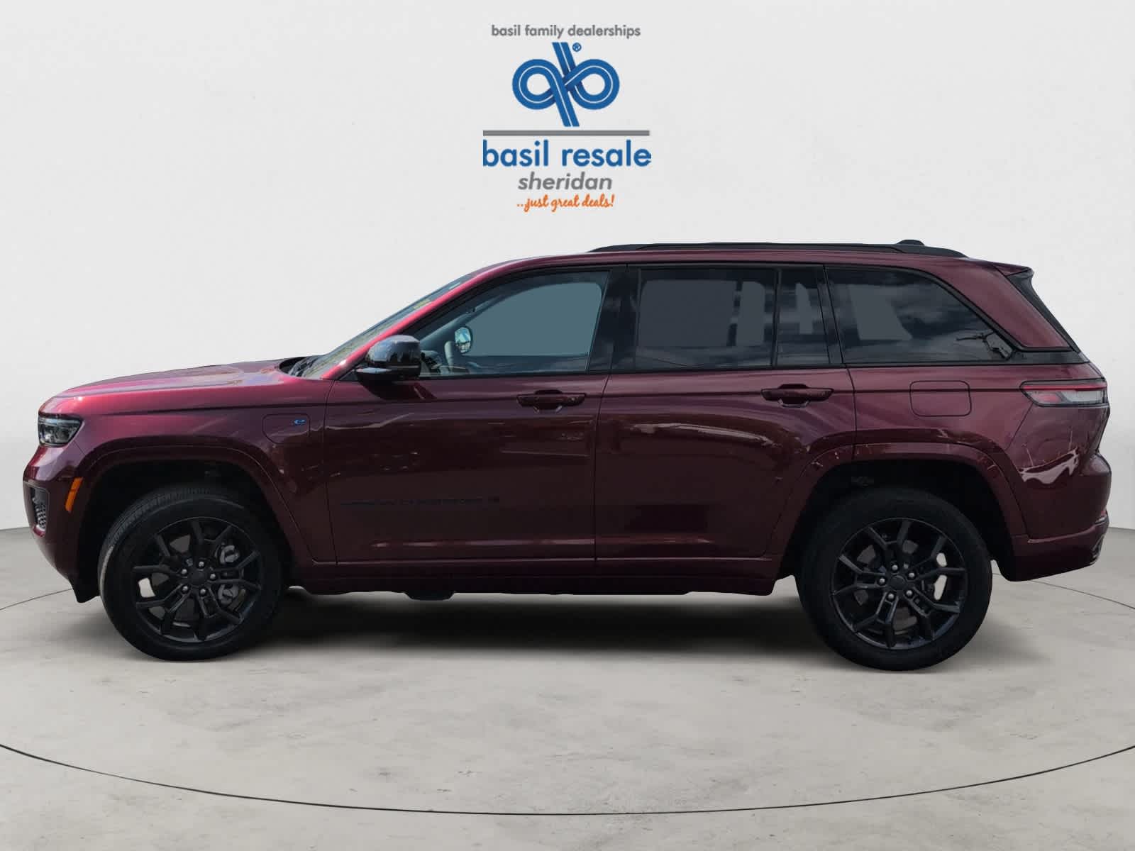 2023 Jeep Cherokee 80th Anniversary Edition photo 3