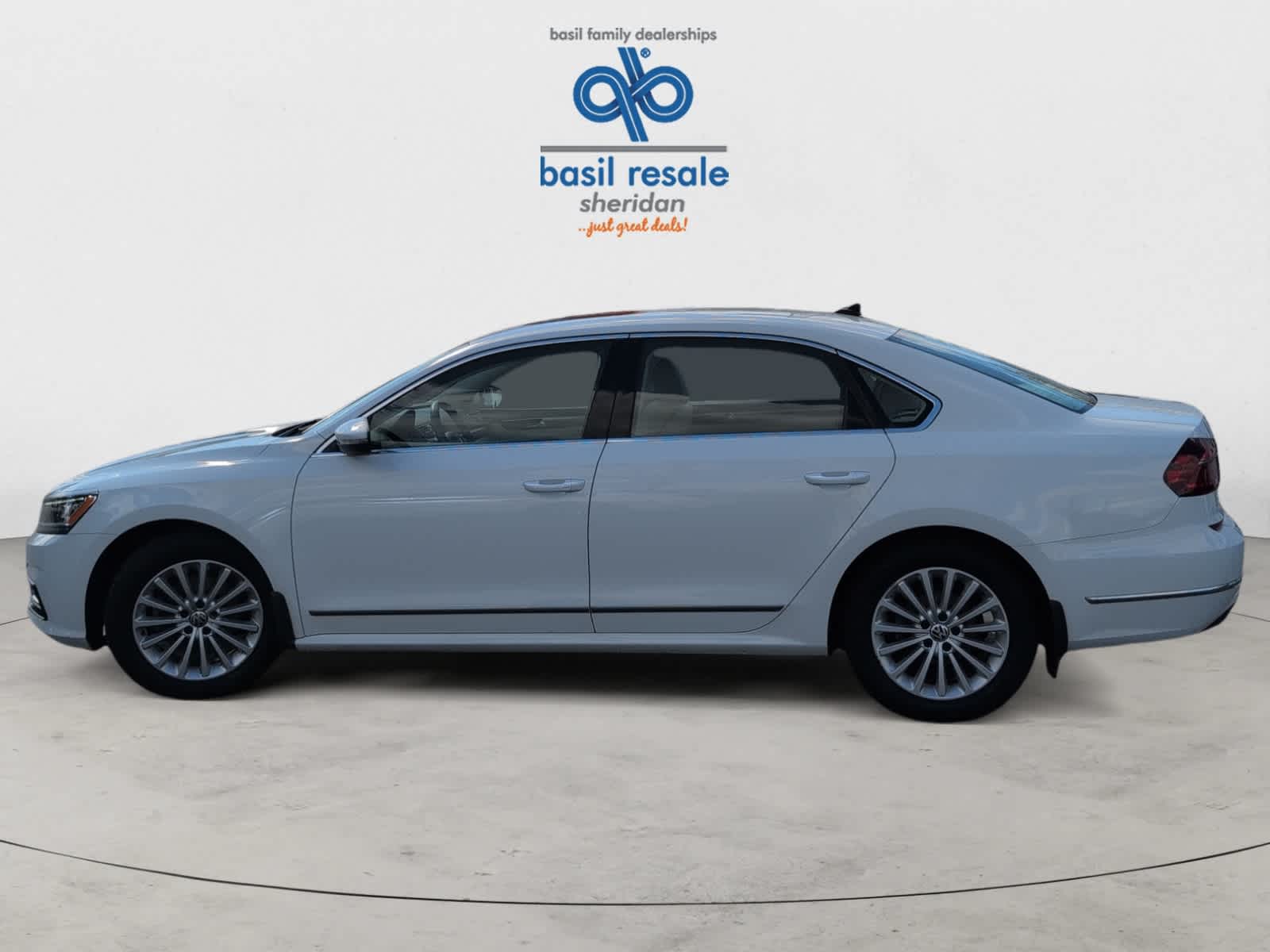 2017 Volkswagen Passat SE photo 2