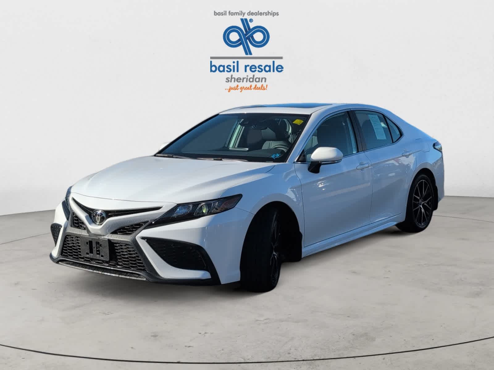 2022 Toyota Camry SE photo 2