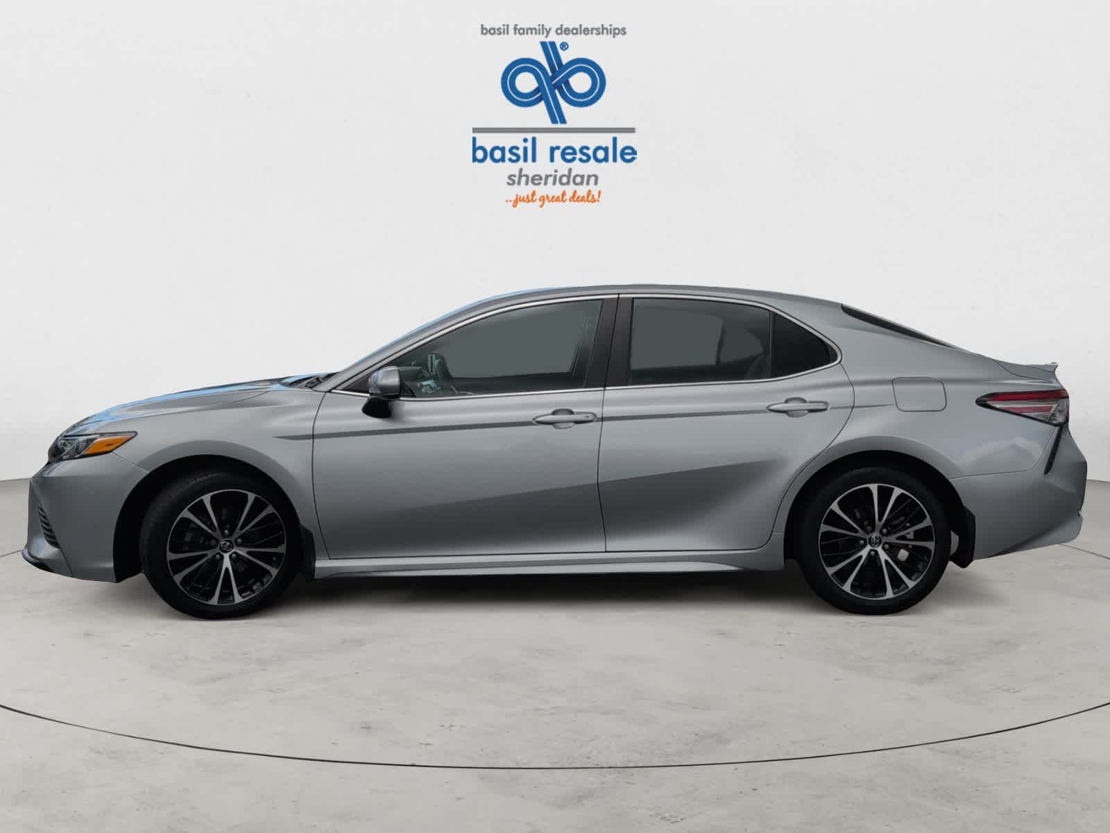 2018 Toyota Camry SE photo 3
