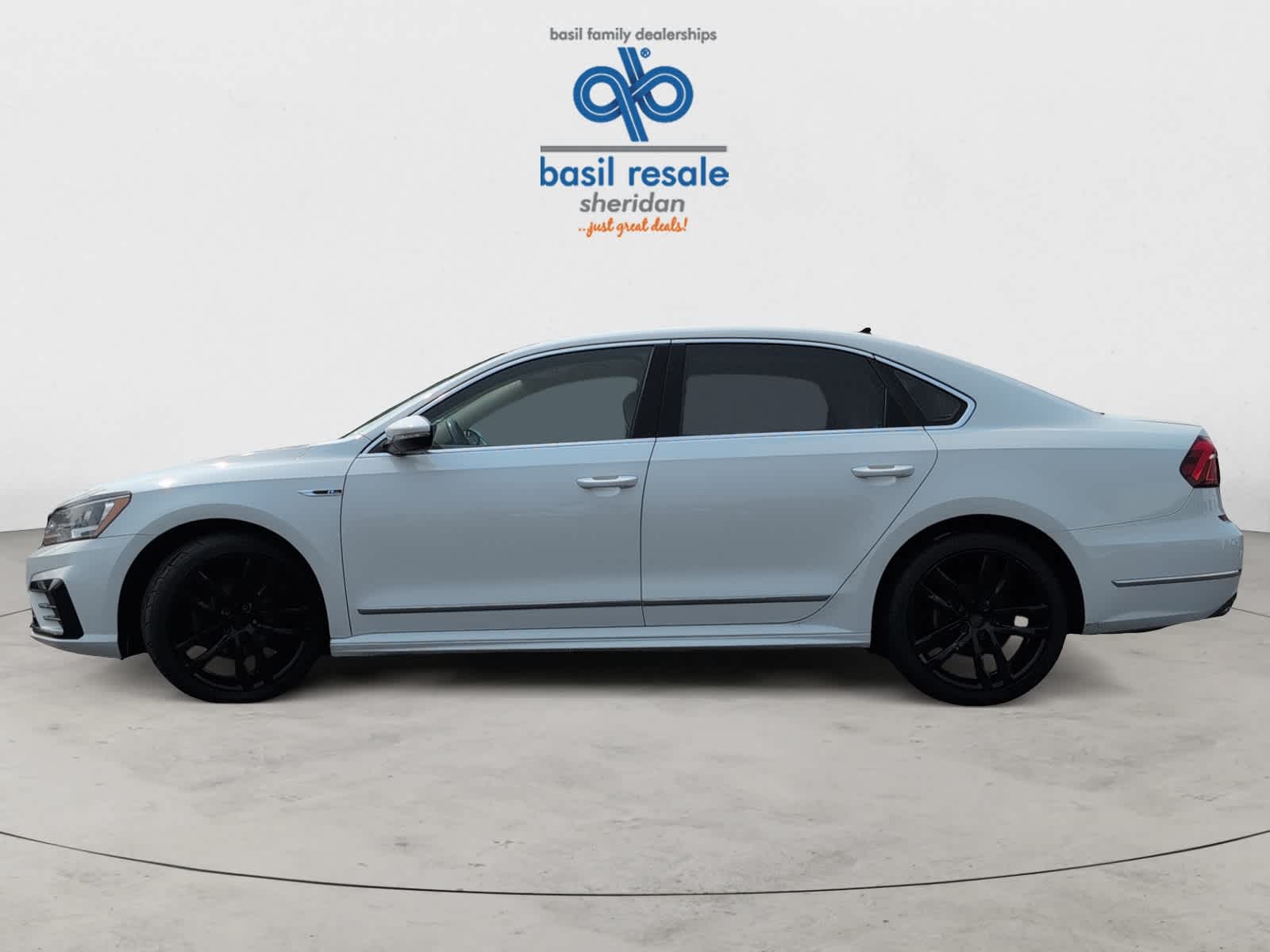 2017 Volkswagen Passat R-Line photo 2