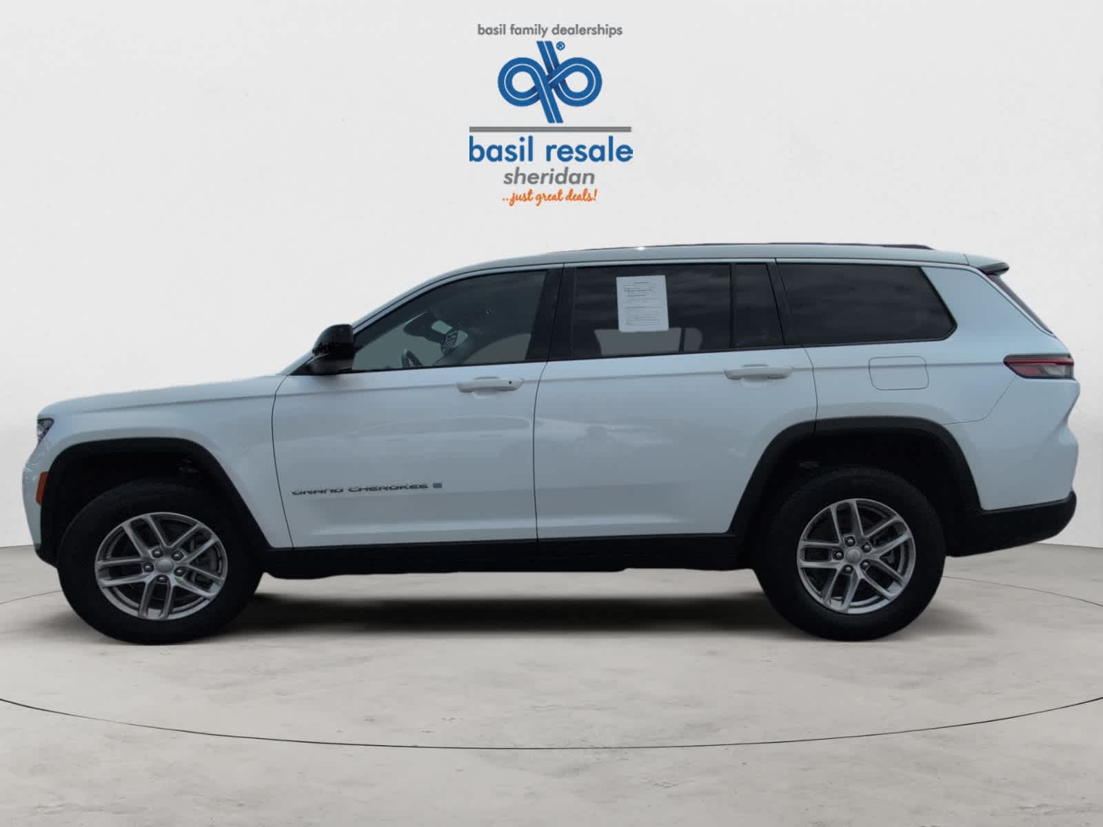 2023 Jeep Grand Cherokee Laredo photo 3