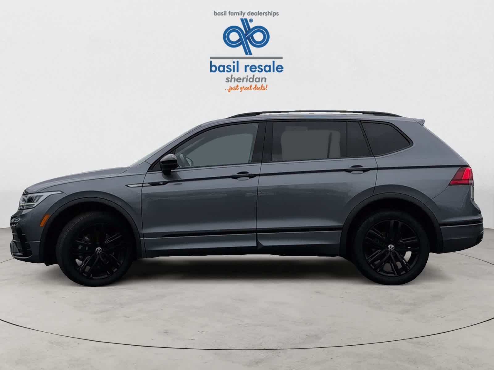 2022 Volkswagen Tiguan SE R-Line Black photo 2