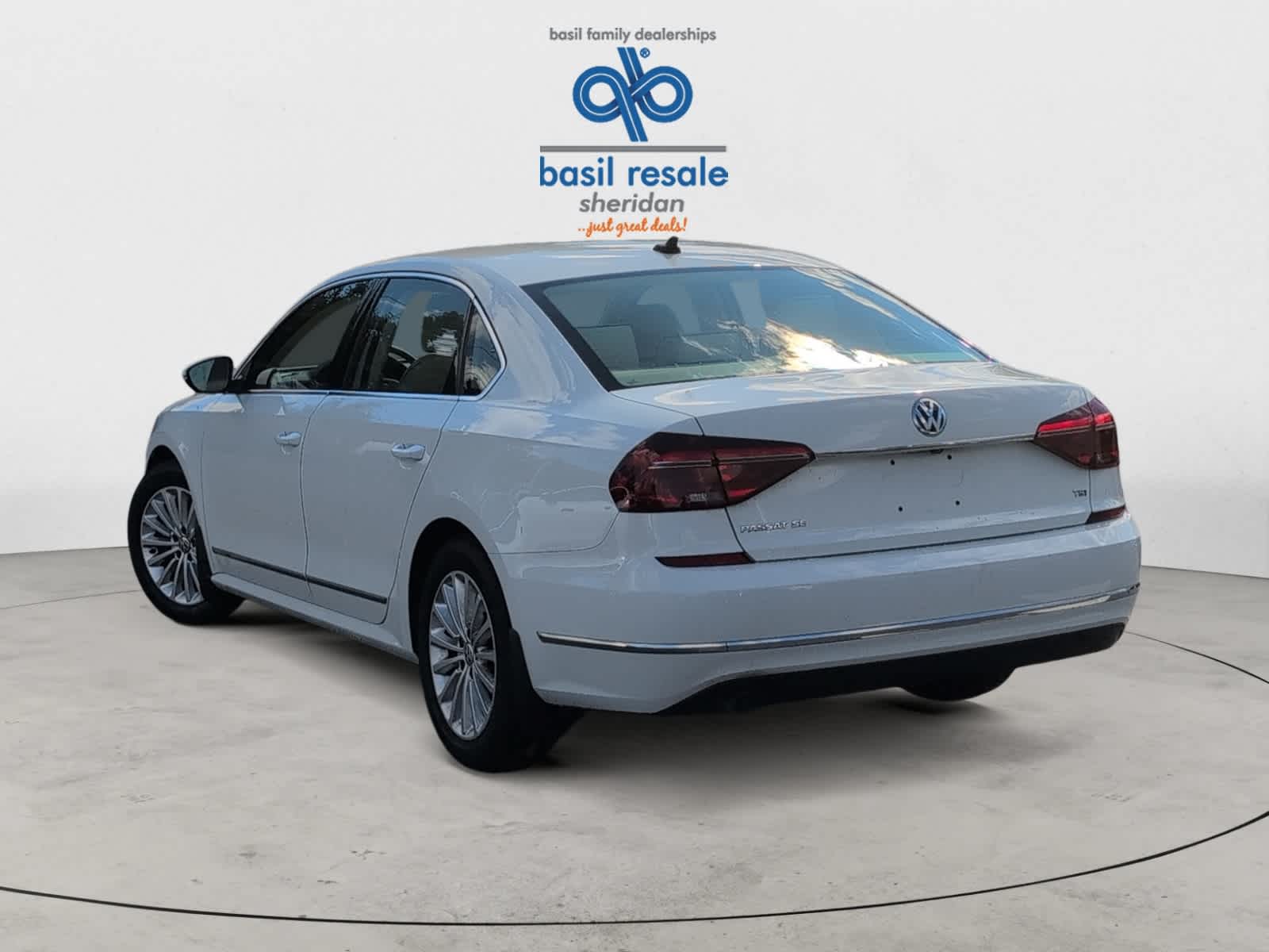 2017 Volkswagen Passat SE photo 3