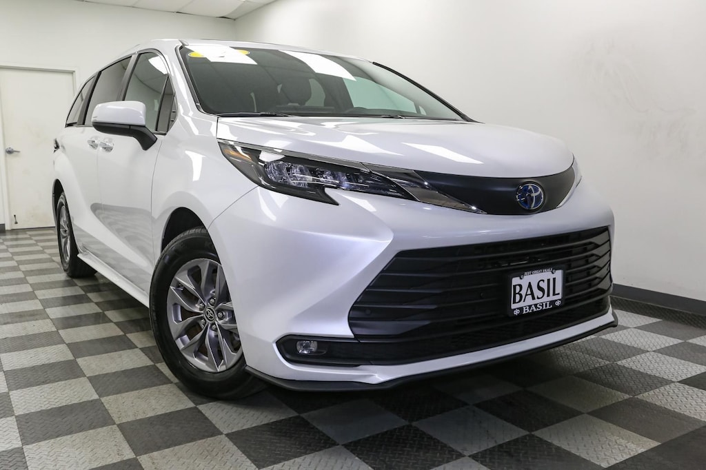 2025 Toyota Sienna XLE photo 2