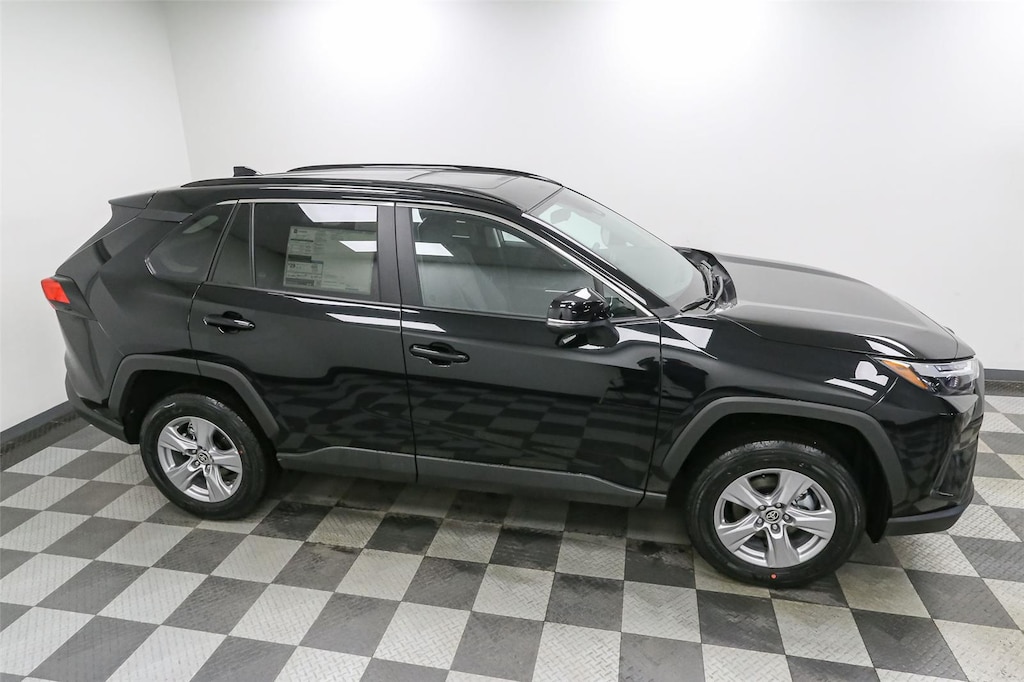 2025 Toyota RAV4 XLE photo 4