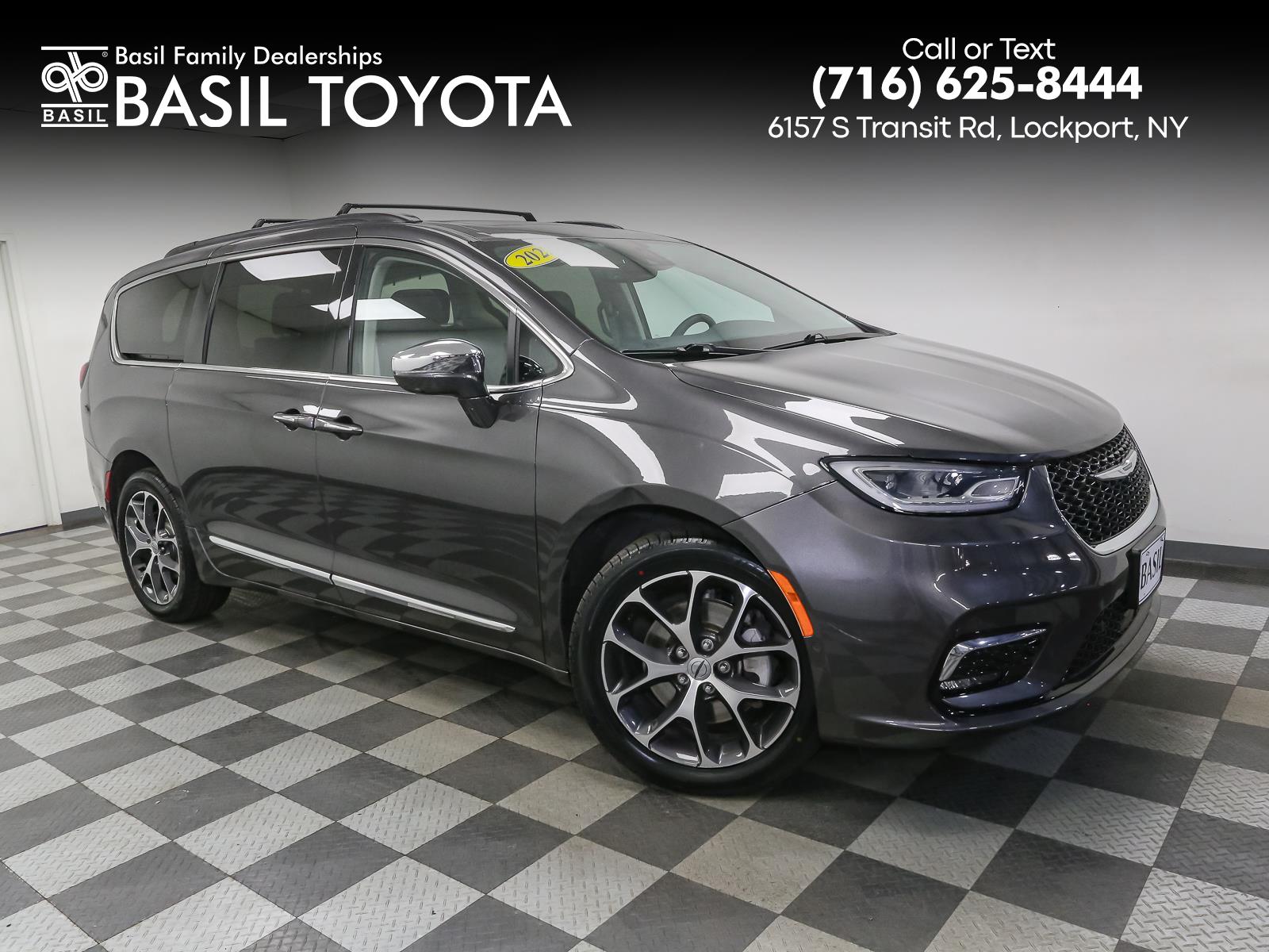 2022 Chrysler Pacifica Limited's photo