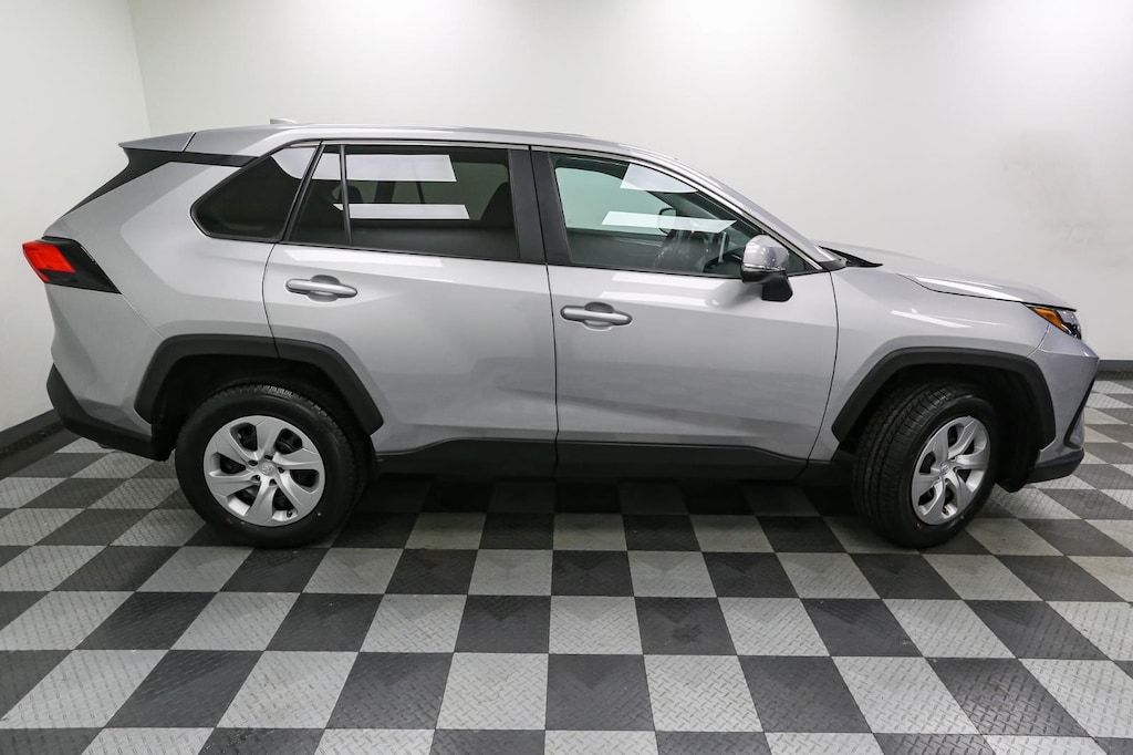 2023 Toyota RAV4 LE photo 3