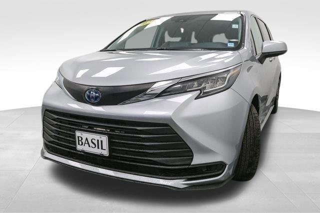 2021 Toyota Sienna LE photo 3