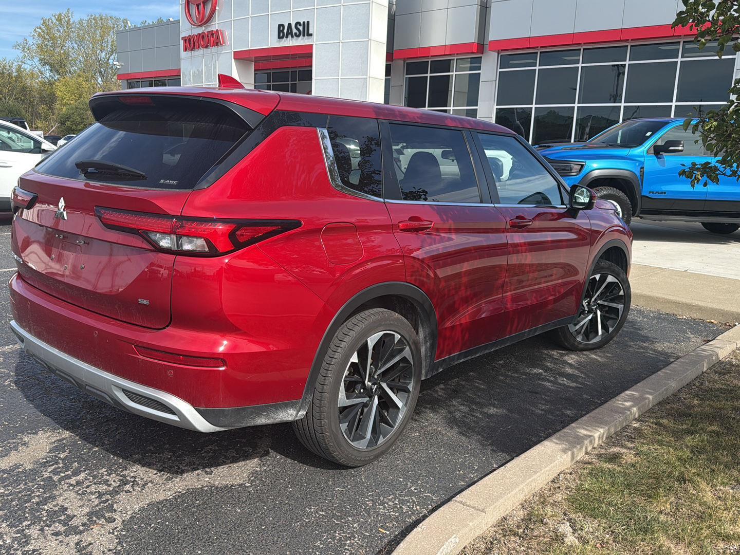 2024 Mitsubishi Outlander SE photo 3