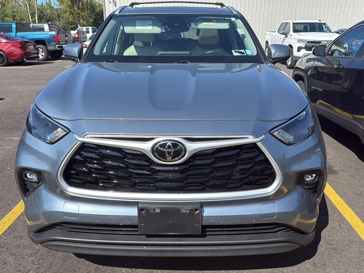 2022 Toyota Highlander XLE photo 2