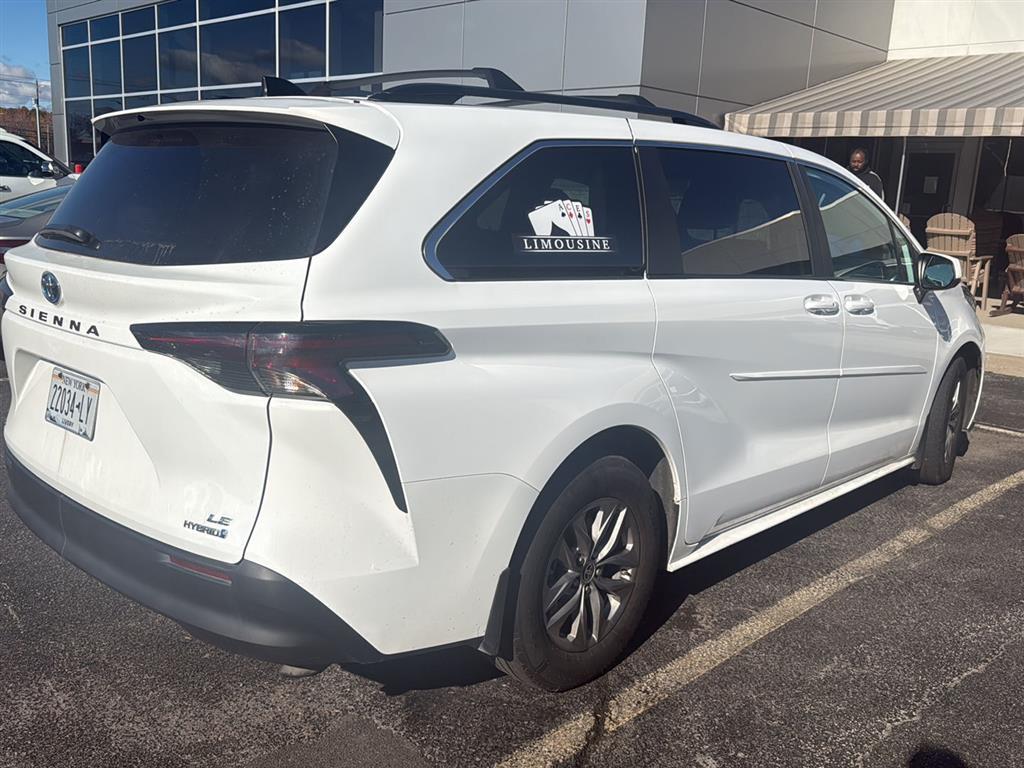 2024 Toyota Sienna LE photo 4