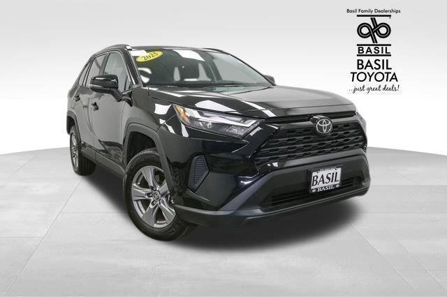 2025 Toyota RAV4 Hybrid XLE photo 2