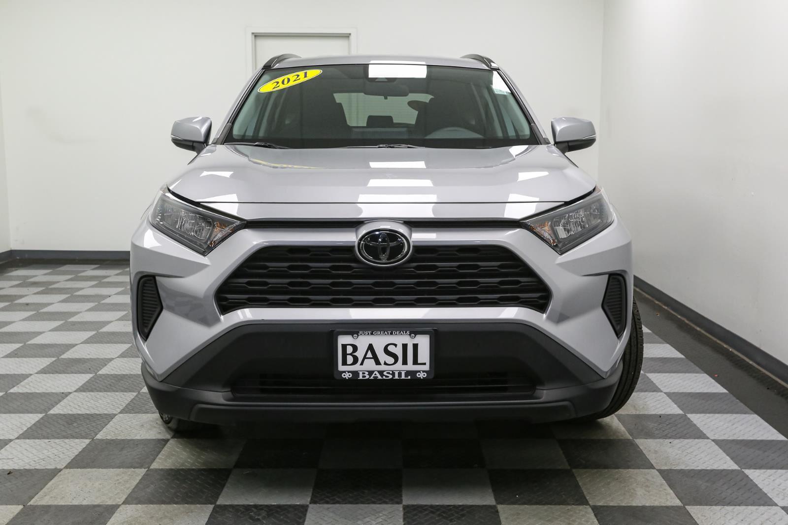 2021 Toyota RAV4 LE photo 3