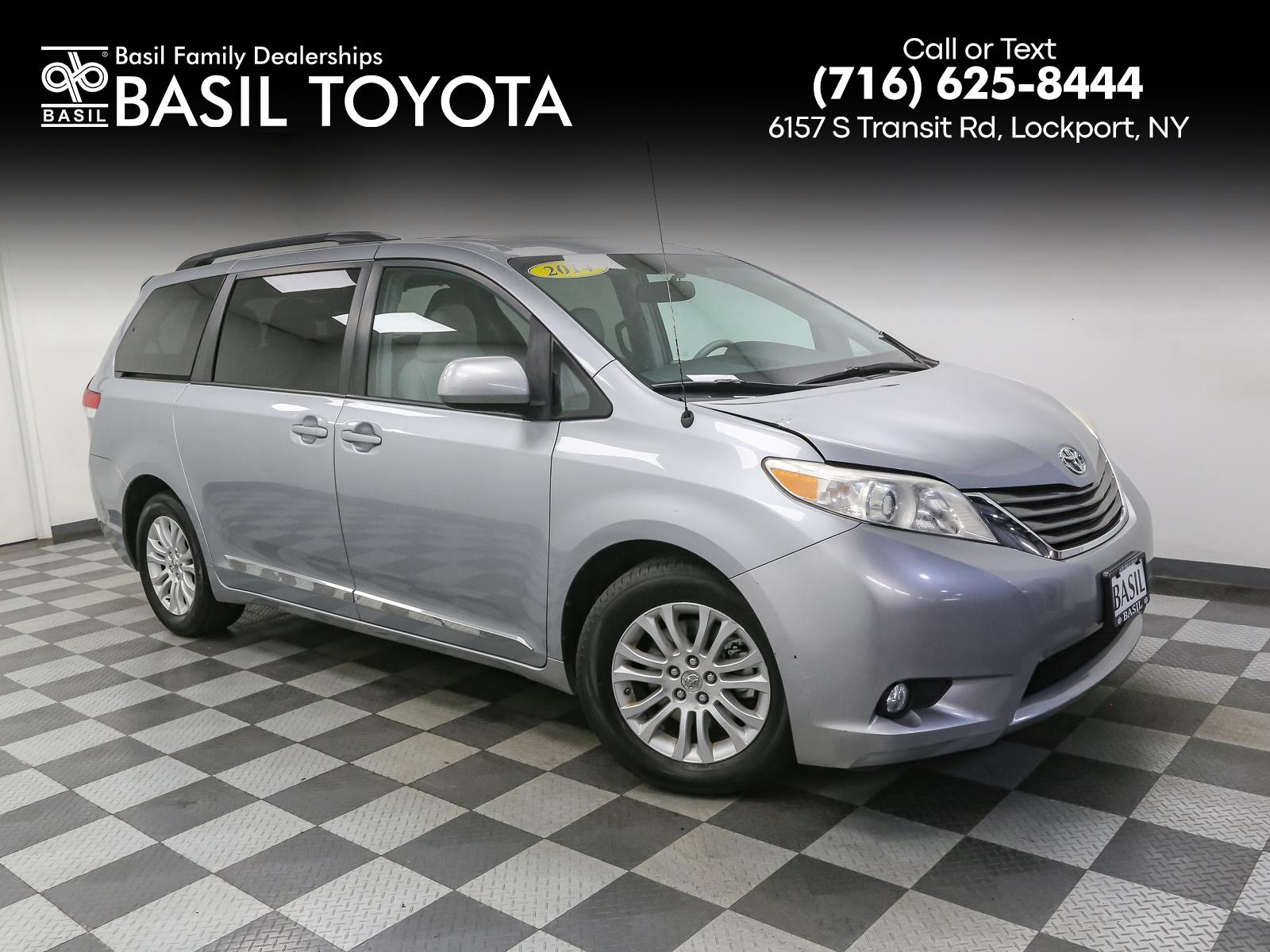 2014 Toyota Sienna XLE V6 7-Passenger Access Seat's photo