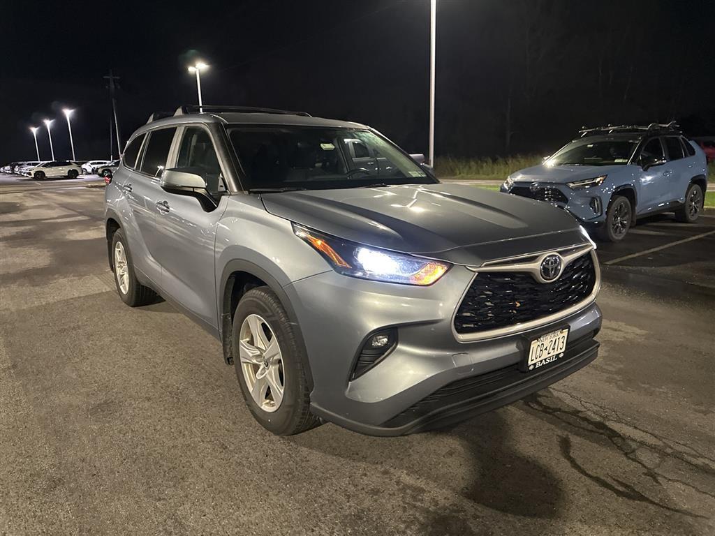2023 Toyota Highlander LE photo 3