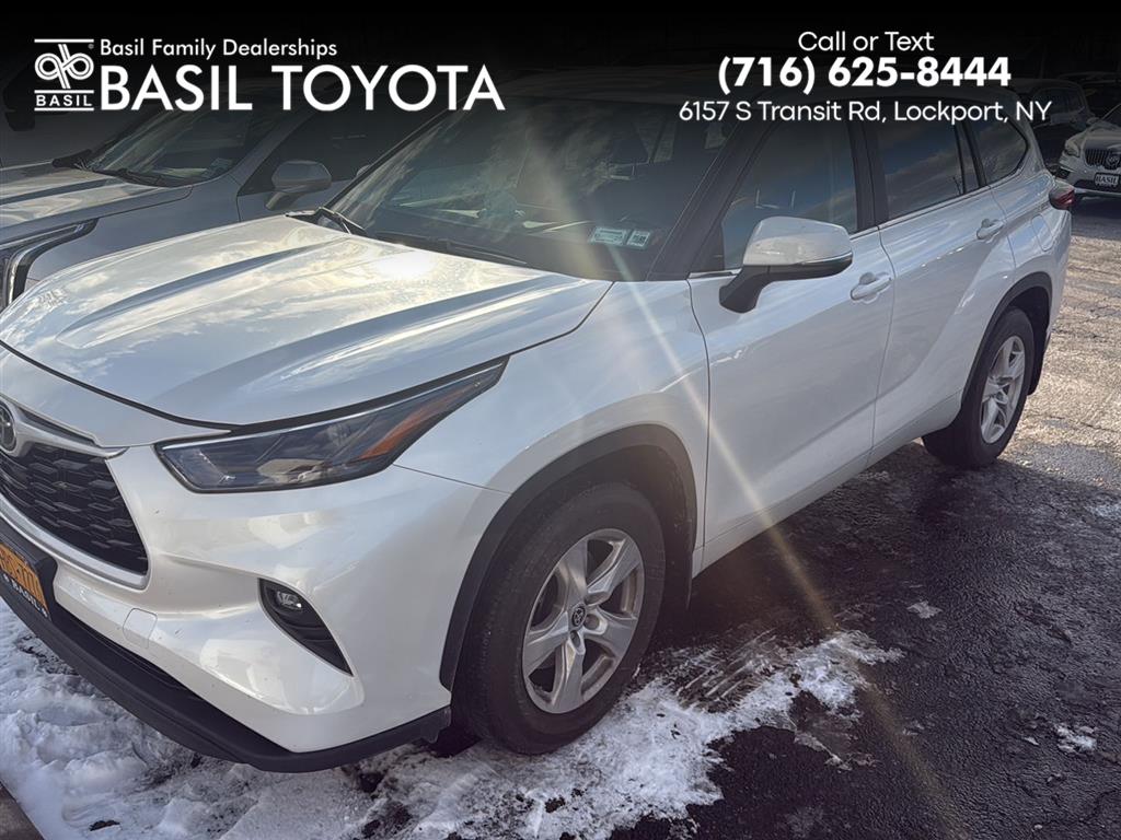 2023 Toyota Highlander LE's photo