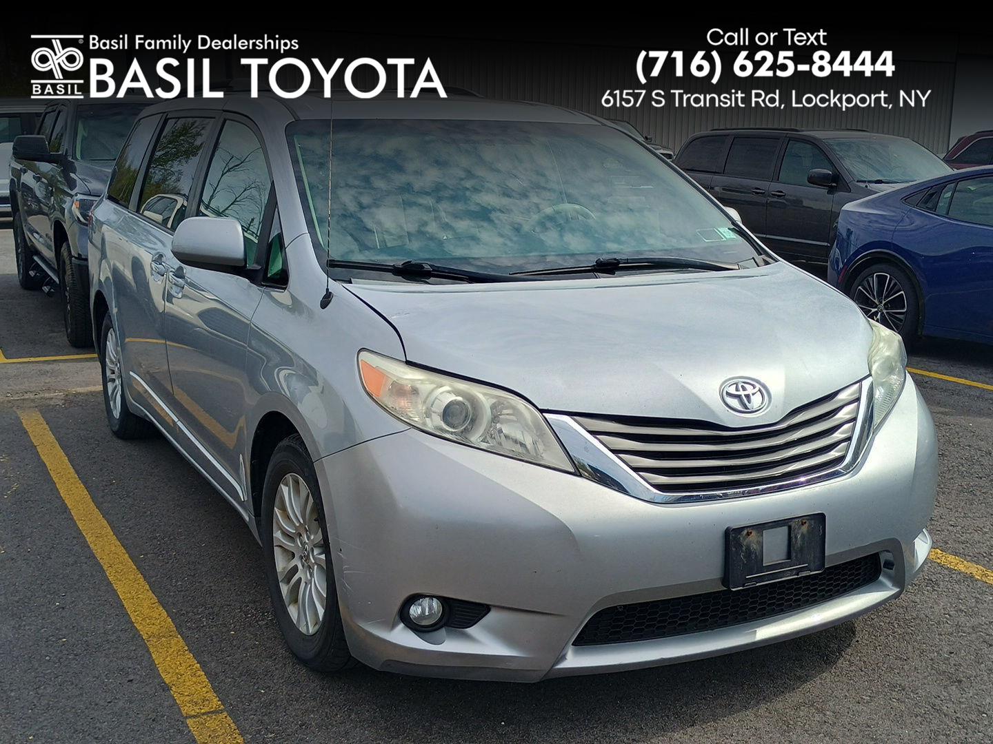 2014 Toyota Sienna XLE V6 7-Passenger Access Seat's photo
