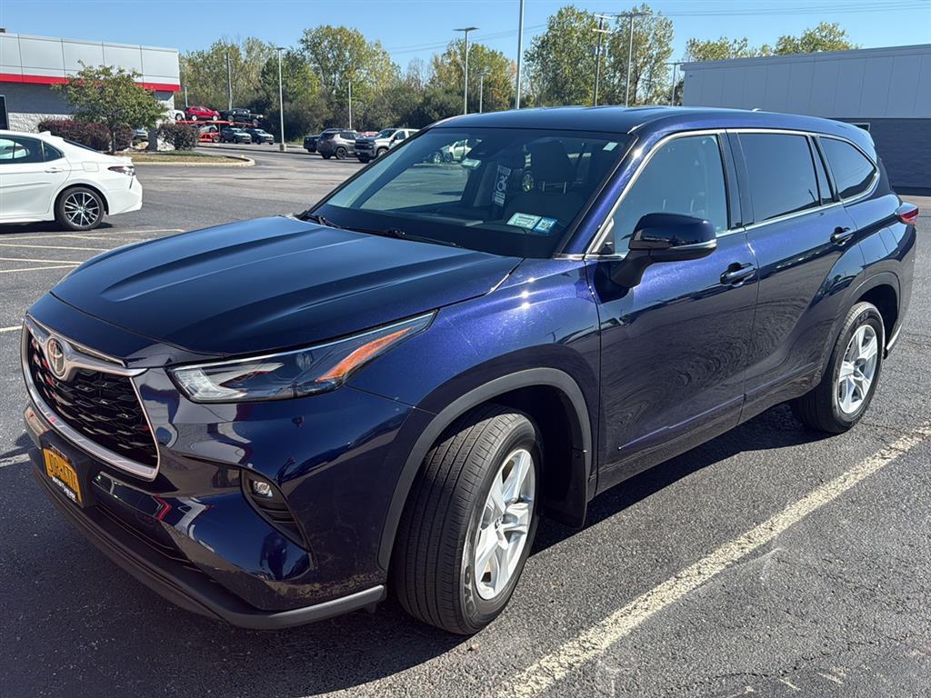 2022 Toyota Highlander LE photo 2