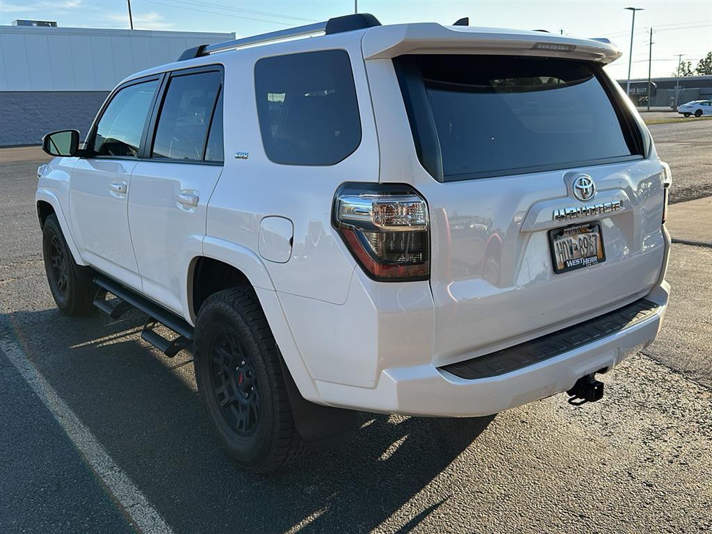 2019 Toyota 4Runner SR5 photo 2