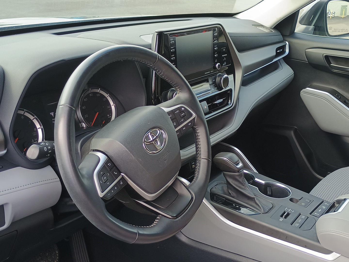 2022 Toyota Highlander LE photo 4