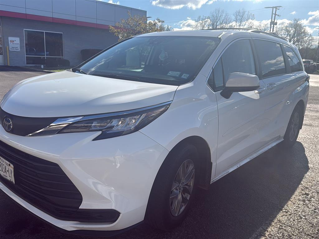 2024 Toyota Sienna LE photo 2