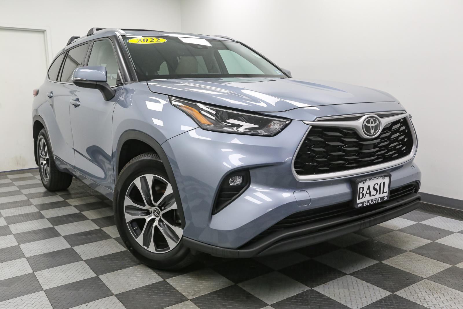 2022 Toyota Highlander XLE photo 2