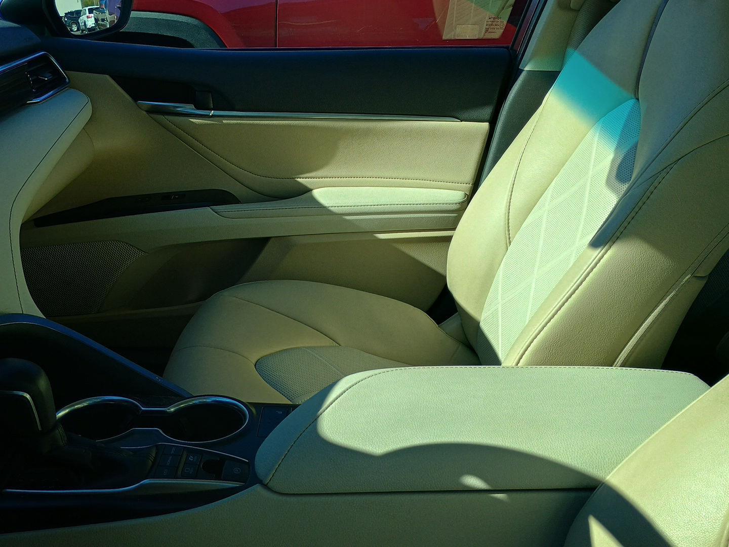 2018 Toyota Camry Hybrid XLE photo 3