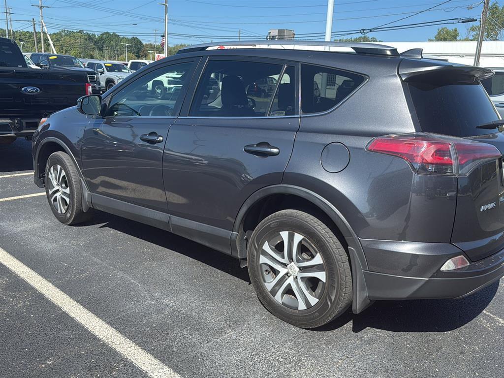 2018 Toyota RAV4 LE photo 4