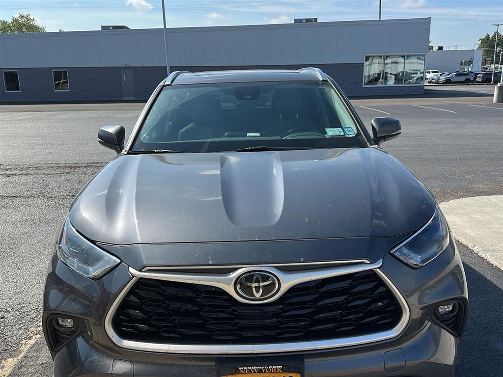 2021 Toyota Highlander XLE photo 2