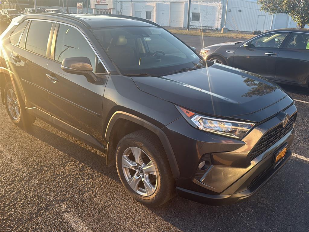2020 Toyota RAV4 XLE photo 2
