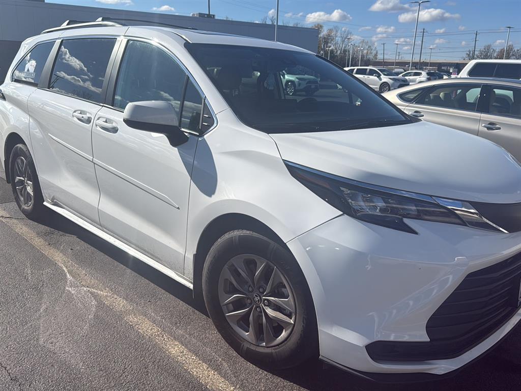 2024 Toyota Sienna LE photo 3