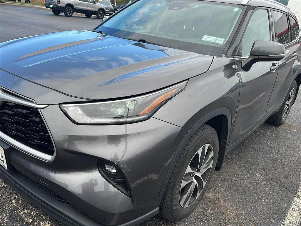 2021 Toyota Highlander XLE photo 2