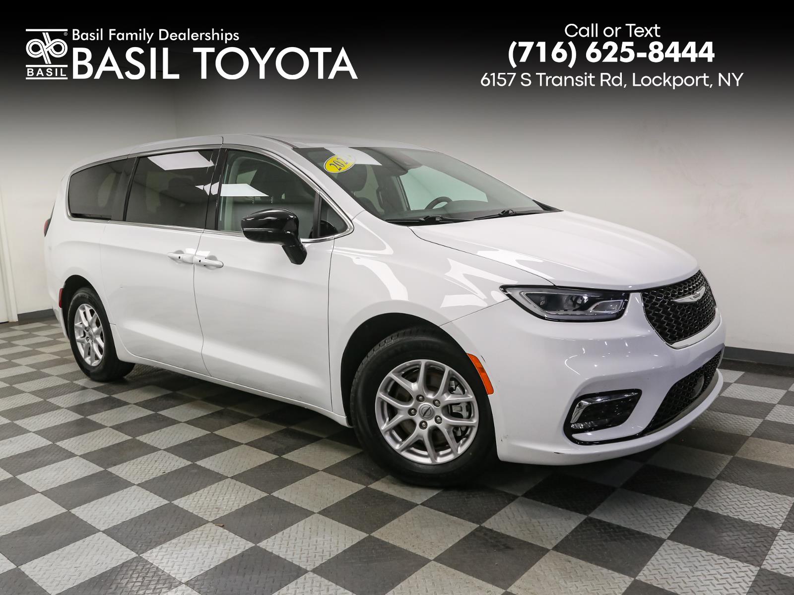 2024 Chrysler Pacifica Touring L's photo