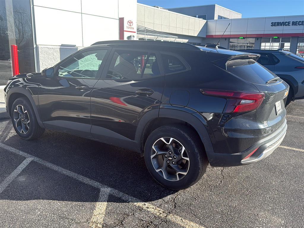 2025 Chevrolet Trax LT photo 2