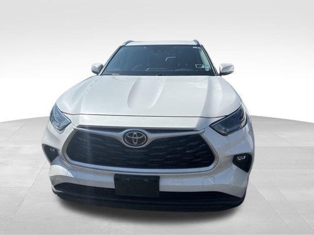 2021 Toyota Highlander XLE photo 2