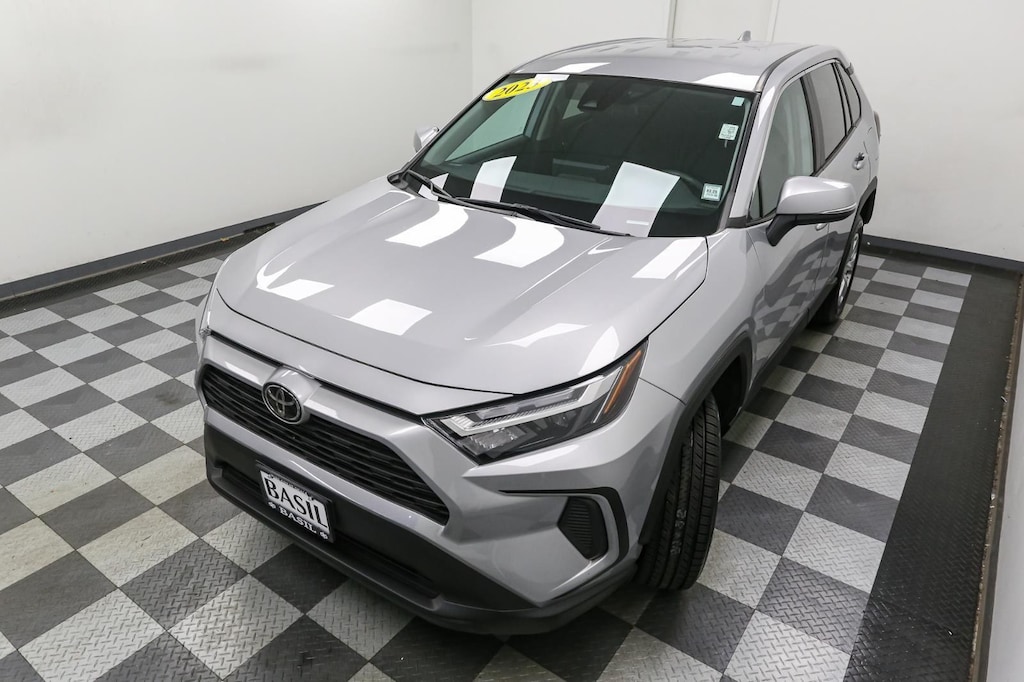 2023 Toyota RAV4 LE photo 2