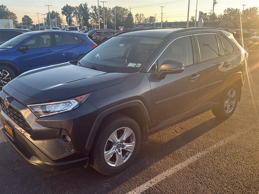 2020 Toyota RAV4 XLE photo 4