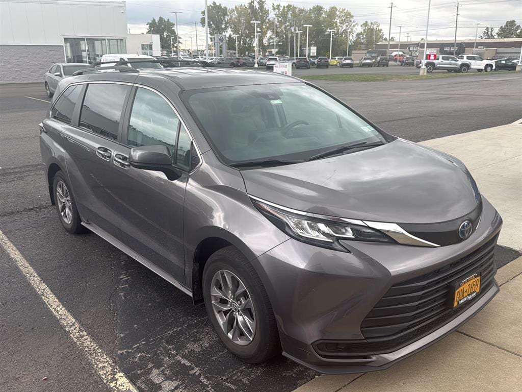 Certified 2023 Toyota Sienna LE Van