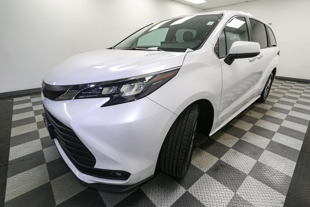 2025 Toyota Sienna XLE photo 4