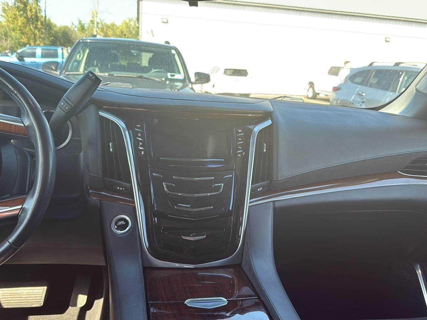 2019 Cadillac Escalade Luxury photo 3